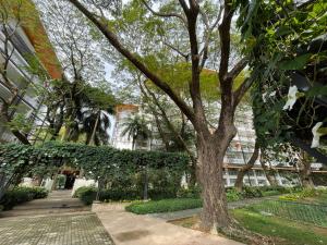 Beach condos at Pico de Loro Cove & possible Beach Club Access & Wi-Fi & Netflix, 42-50TVs with Uratex beds & pillows, equipped kitchen, balcony, parking, guest registration fee is not included