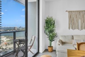 Casas Collection - Luxury High-Rise Condos - Downtown Miami - Pool & Gym - City & Ocean Views