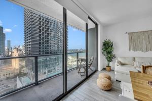 Casas Collection - Luxury High-Rise Condos - Downtown Miami - Pool & Gym - City & Ocean Views
