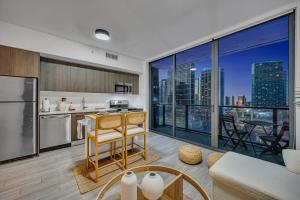 Casas Collection - Luxury High-Rise Condos - Downtown Miami - Pool & Gym - City & Ocean Views