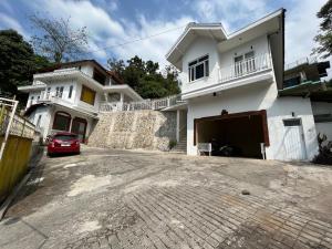 OYO LIFE 92844 Penginapan Cibodas