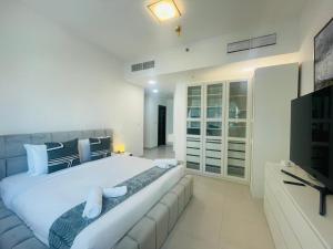 Vezul Residence, Business Bay - 2 Bedroom Apartment - Allsopp & Allsopp