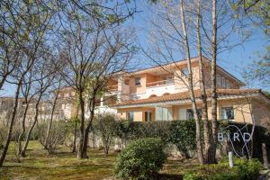 magnificent one-bedroom apartment with lake views near the sea and golf