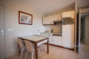 magnificent one-bedroom apartment with lake views near the sea and golf