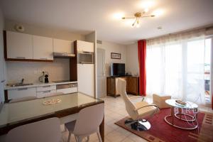 magnificent one-bedroom apartment with lake views near the sea and golf