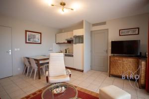 magnificent one-bedroom apartment with lake views near the sea and golf