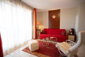 magnificent one-bedroom apartment with lake views near the sea and golf