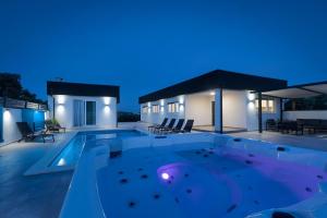 Villa Va.Lunga with pool and wirpool