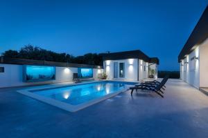 Villa Va.Lunga with pool and wirpool