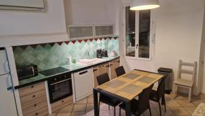 Appartement Cassis 50 m2, en 1ère ligne sur le port, Vue mer, WiFi, Climatisé, Parking