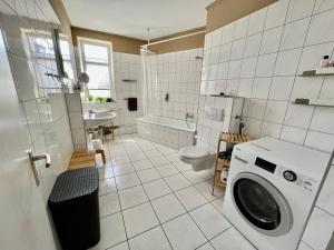 Purer Luxus mit 2 Schlafzimmern, Balkon und Privat-Parkplatz