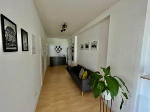 Purer Luxus mit 2 Schlafzimmern, Balkon und Privat-Parkplatz