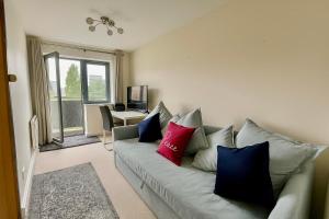 Luxury 2 Bedroom Apartment- Lake view - Free Parking - Wembley Stadium 5KM