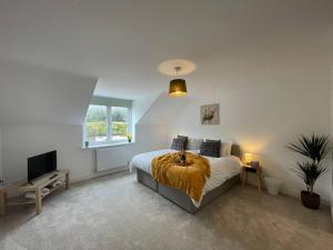 Cosy 8-Bed Dover, Sleeps 8, EV and Free Parking