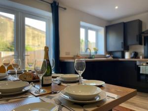 Cosy 8-Bed Dover, Sleeps 8, EV and Free Parking