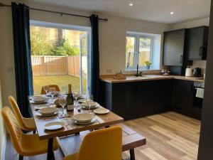 Cosy 8-Bed Dover, Sleeps 8, EV and Free Parking