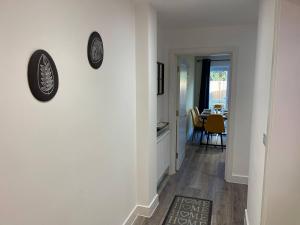 Cosy 8-Bed Dover, Sleeps 8, EV and Free Parking