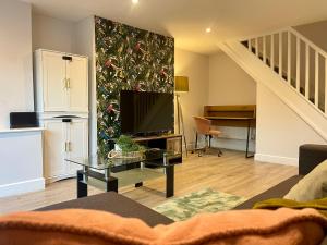 Sleeps 6 - Free Parking - Self Contained Flat