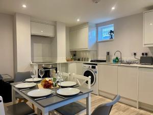 Sleeps 6 - Free Parking - Self Contained Flat