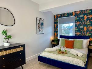 Sleeps 6 - Free Parking - Self Contained Flat