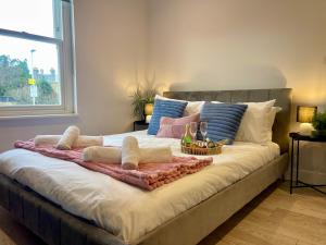 Sleeps 6 - Free Parking - Self Contained Flat