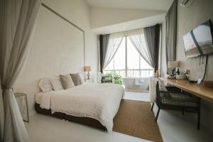 White Wall Riverfront Hotel