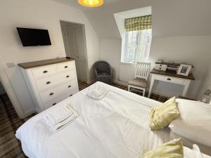 Old and New England Cottages - two 3 bedroom cottages nearby - Part of the The Bay Filey Holiday Village with pool, gym and direct beach access, pub, restaurant, tennis and meadows walks