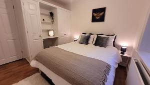 Entire house with garden 5 mins from the tube