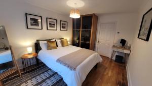 Entire house with garden 5 mins from the tube