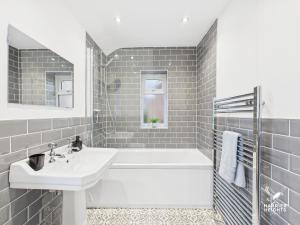 4 Bed 2 Bath Contractors Long Stays Parking Fast Wi-Fi