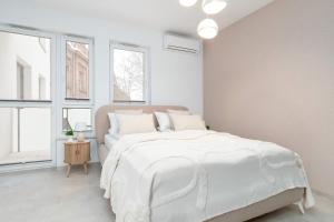 Bright AC Studio with Parking Next to Manufaktura by Noclegi Renters