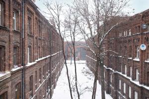 Bright AC Studio with Parking Next to Manufaktura by Noclegi Renters