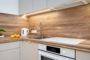 Bright AC Studio with Parking Next to Manufaktura by Noclegi Renters