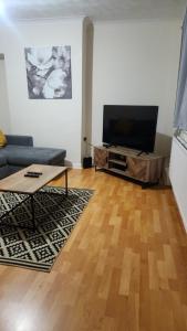 Just Like Home I Spacious 3BR I Sleeps5 I Parking I Fast Wi-Fi I LongTerm Rates