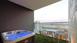 Sleek and Cozy Studio, Private Jacuzzi, Canal View