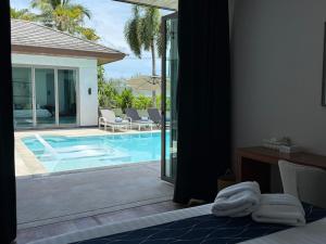 Beautiful villa walking distance from Bangtao Beach