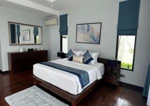 Beautiful villa walking distance from Bangtao Beach