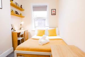 Gloucester House-Near Kingsholm Stadium-5 Bedrooms-On-Road Parking for 1