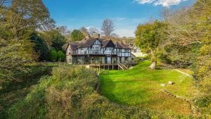 Luccombe Chine House - Rare Find - Spectacular Secluded Coastal Manor, Breathtaking Ocean Views short drive to Shanklin or Ventnor Beach - near Shanklin Old Village