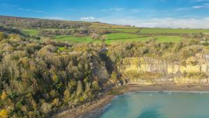 Luccombe Chine House - Rare Find - Spectacular Secluded Coastal Manor, Breathtaking Ocean Views short drive to Shanklin or Ventnor Beach - near Shanklin Old Village