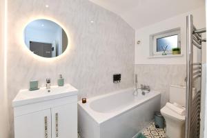 Modern 3 Bed Home in Swansea with Smart TVs Sleeps 7