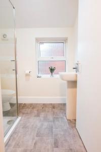 Gloucester 5 Bedroom Cosy Home-Work or Leisure