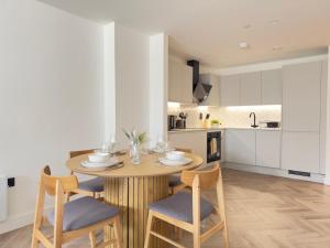 Modern 2-Bedroom City Centre Apartment Walk to Shops, Dining & Attractions
