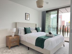 Modern 2-Bedroom City Centre Apartment Walk to Shops, Dining & Attractions