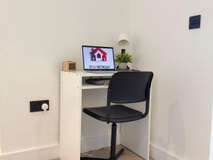 Modern 2-Bedroom City Centre Apartment Walk to Shops, Dining & Attractions