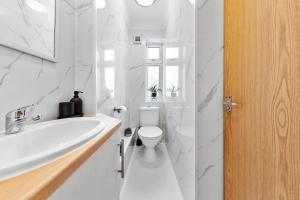 Bright & Modern Flat in North London - Sleeps 8