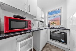 Bright & Modern Flat in North London - Sleeps 8