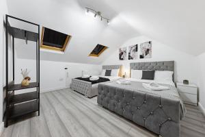 Bright & Modern Flat in North London - Sleeps 8