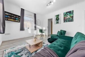 Bright & Modern Flat in North London - Sleeps 8