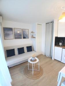 Studio 4 pers, 1ère ligne, Vue mer latérale, Piscine